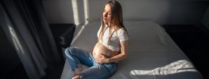 प्रेगनेंसी में पेट टाइट होना: कारण और उपाय