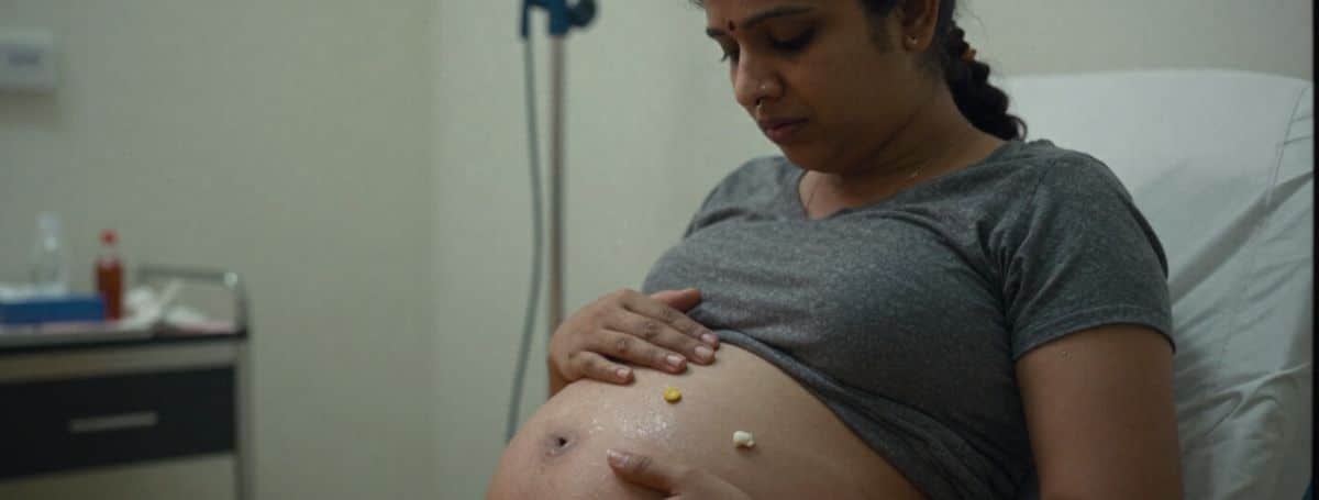 प्रेग्नेंसी में पानी की थैली फटने के लक्षण: कितना पानी निकलता है और कब अस्पताल जाएं?